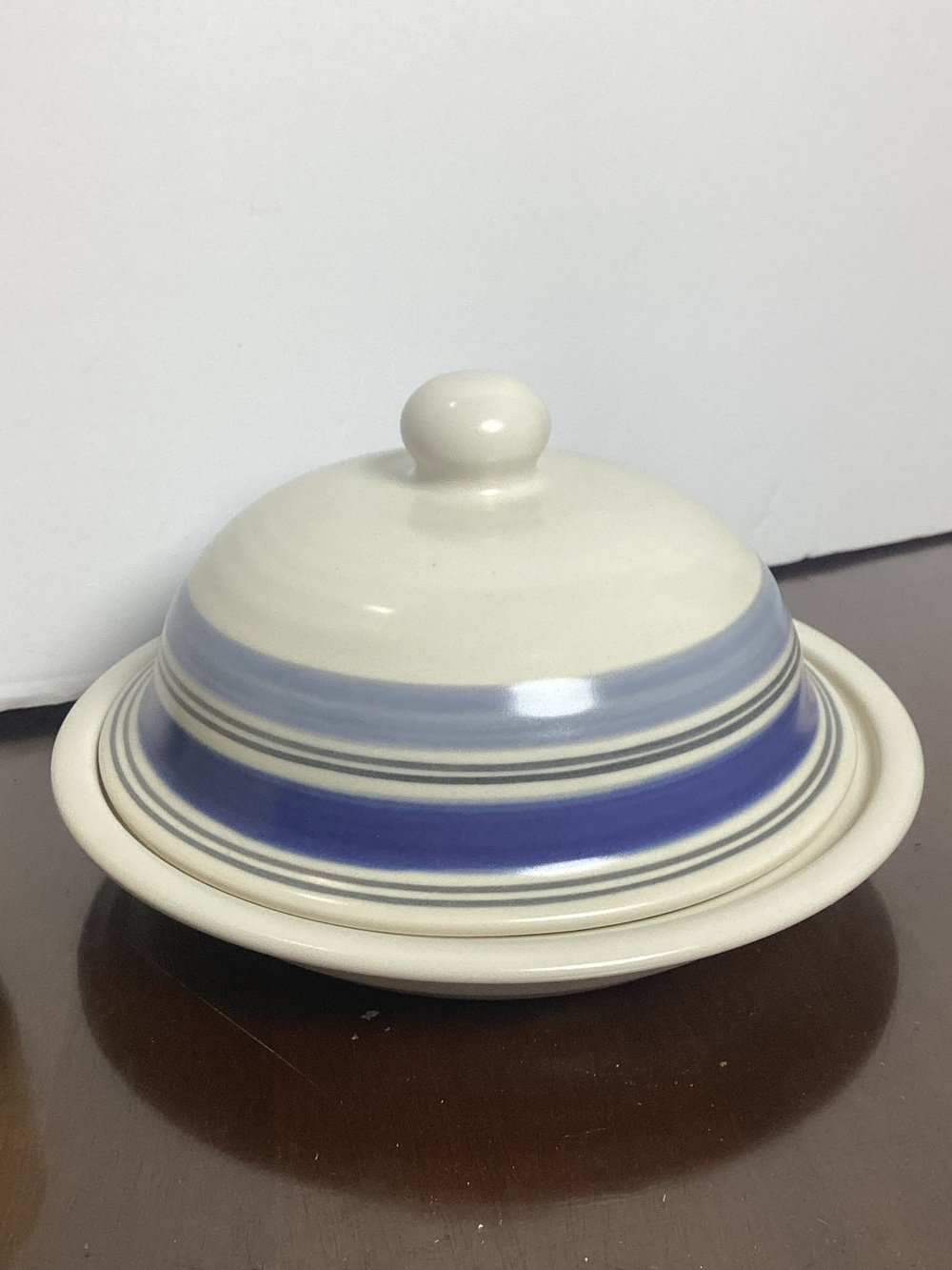 Pfaltzgraff Rio Round Covered Butter Dish Domed Cheese Tray Off White Blue